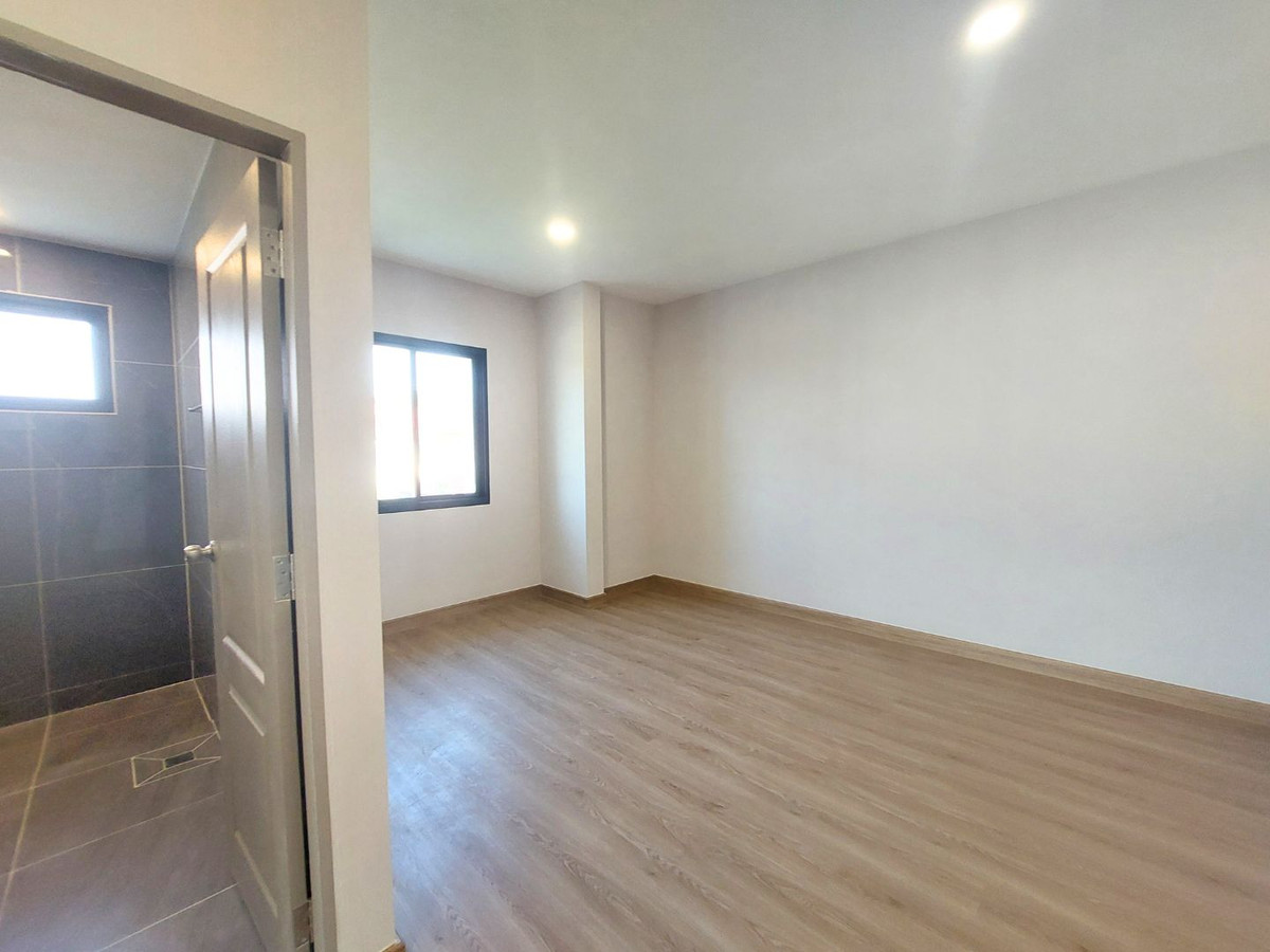 For SaleHouseNonthaburi, Bang Yai, Bangbuathong : Near MRT Bang Phlu & Westgate! Large detached house, 156 sq m., Chollada Village, Bang Bua Thong, newly renovated, prime location connecting Rattanathibet-Chaiyaphruek, quick access to the city, 4 bedrooms, complete functions, full central area.  Last