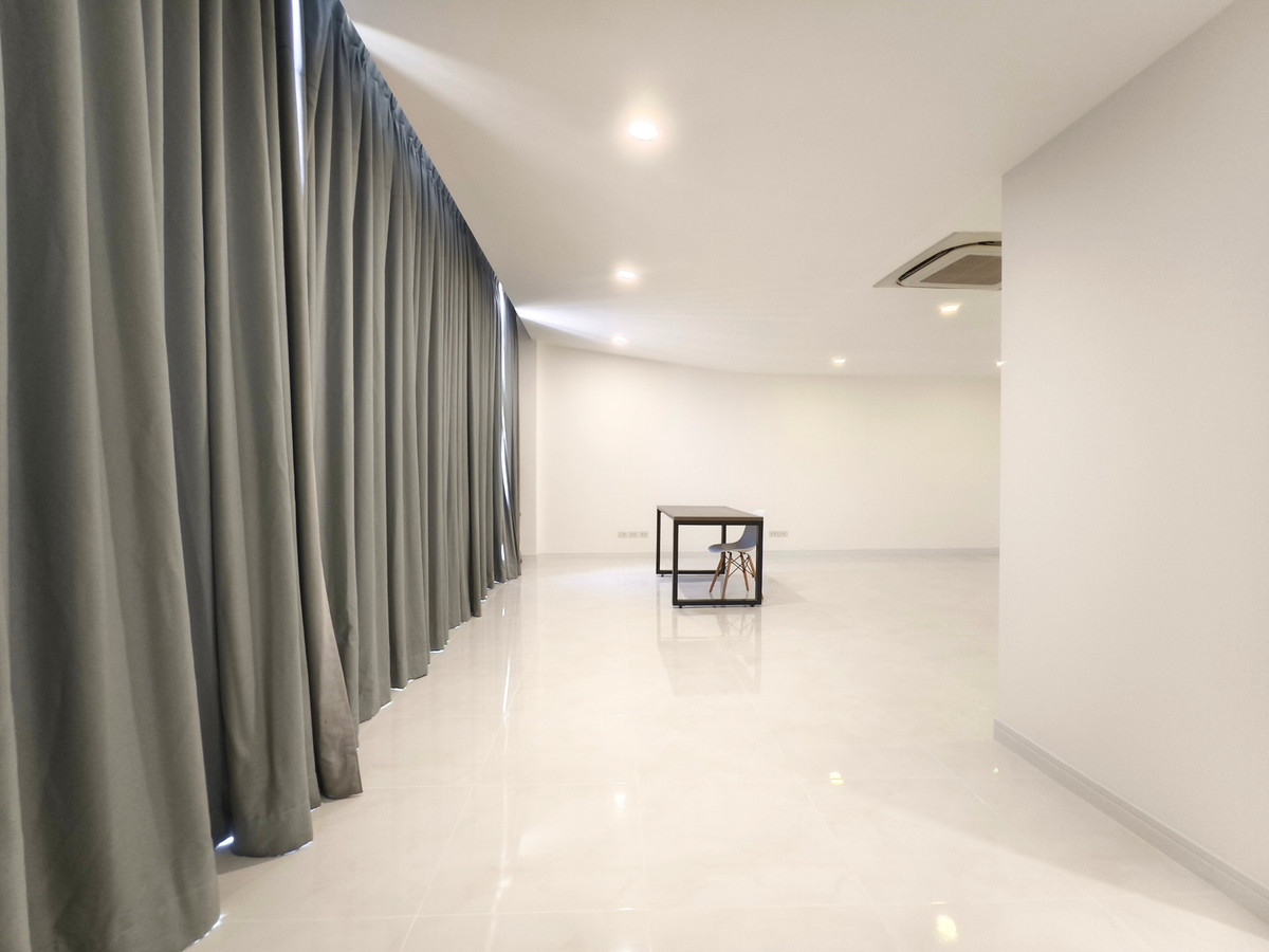 Home OfficeLadkrabang, Suwannaphum Airport : For Sale/Rent: 4-Story Home Office, WERKK Kingkaew. Brand new building, ready to use, 5 minutes to the airport. Large hall on every floor, 1 bedroom, 3 bathrooms.