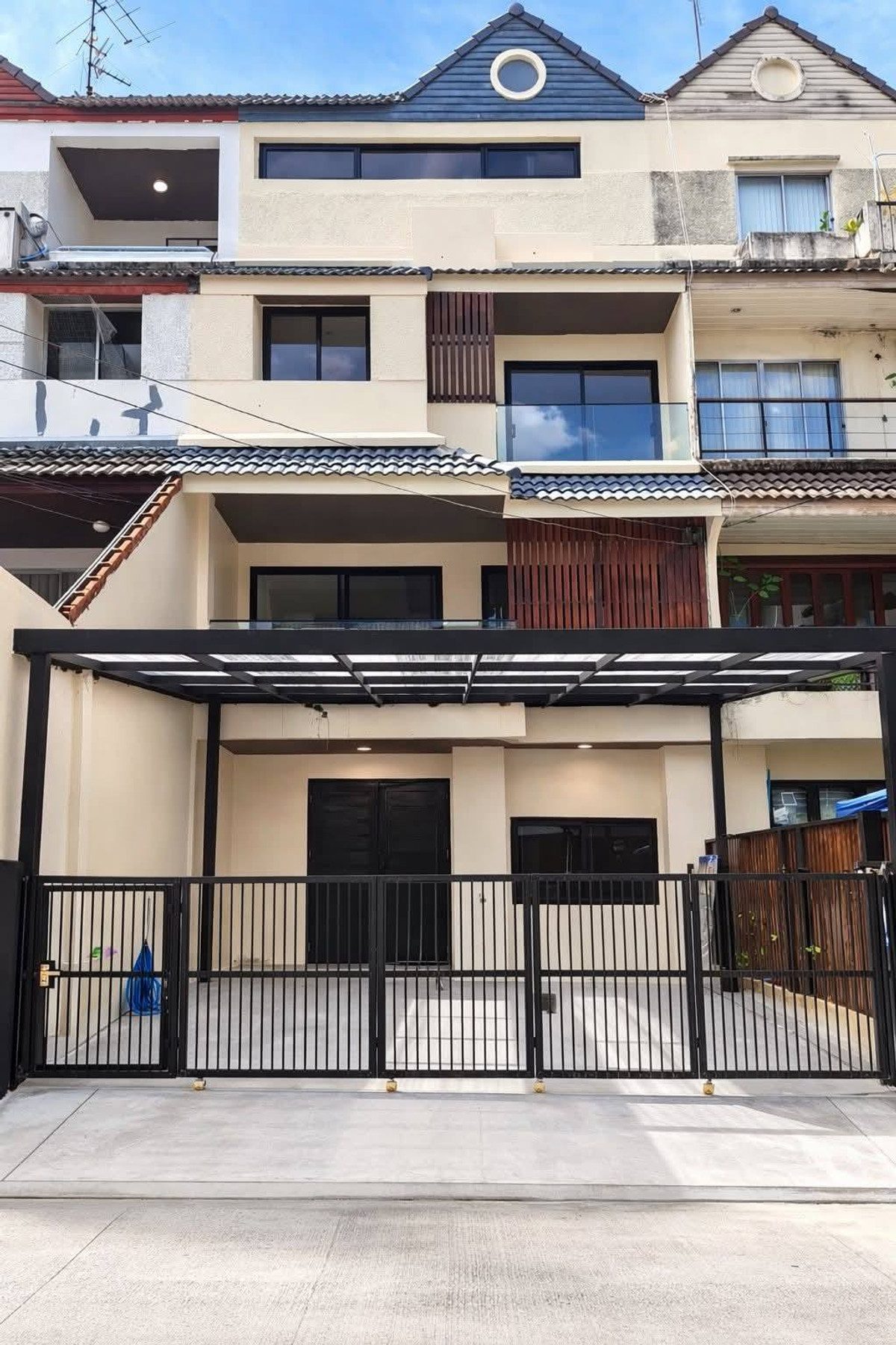 For SaleTownhomePattanakan, Srinakarin : N2665 4-story townhouse for sale, Warathorn Ville Village, Soi Phatthanakan 44.