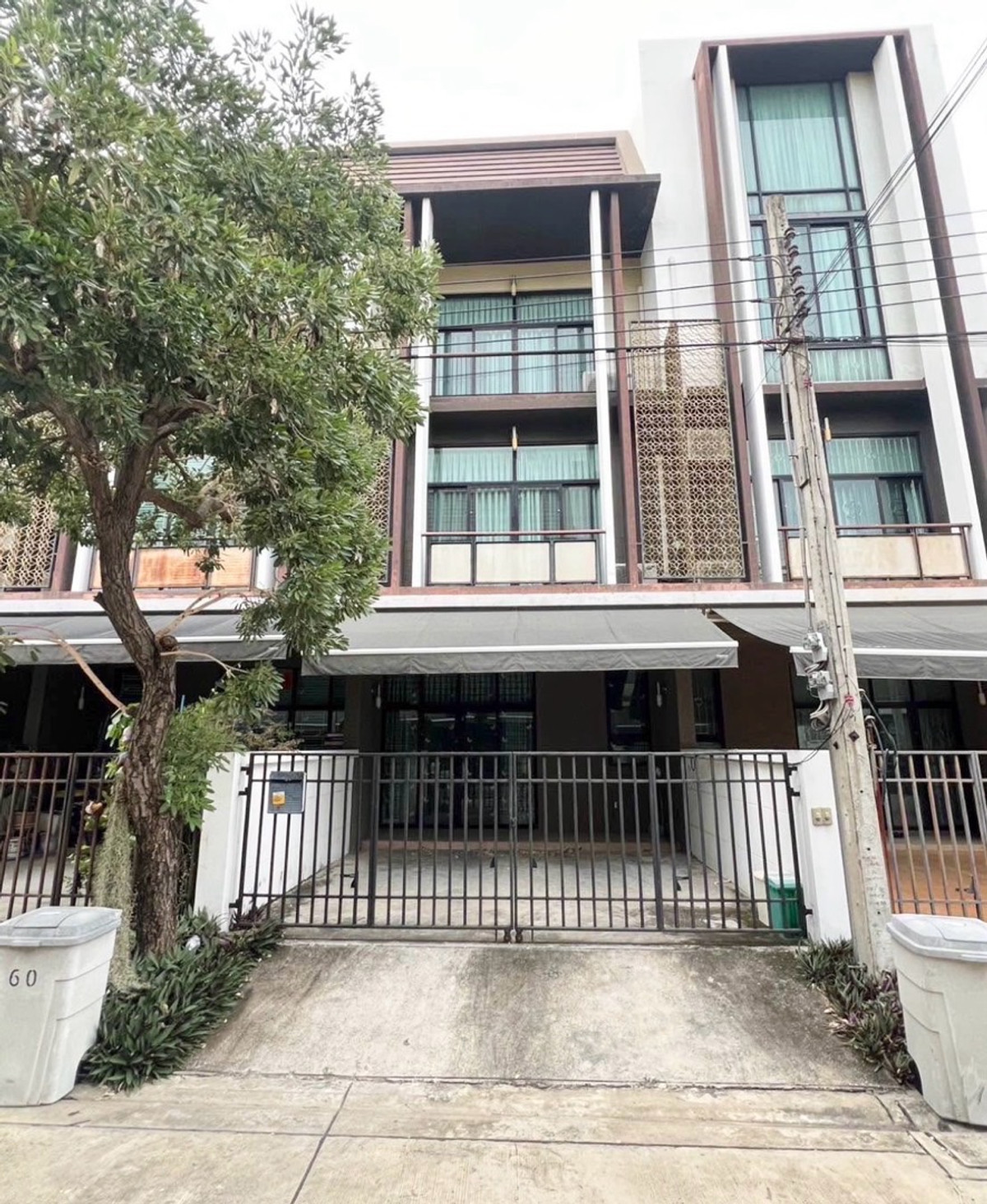 For RentTownhomeBang Sue, Wong Sawang, Tao Pun : Townhome for rent, 3 floors, Flora Wong Sawang Village, near MRT Tiwanon Intersection 500 meters.