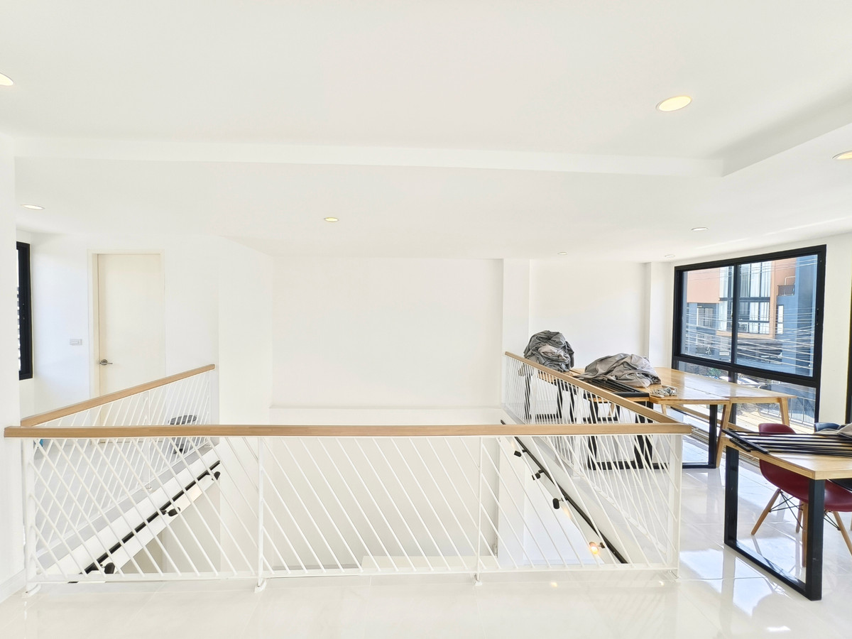 Home OfficeLadkrabang, Suwannaphum Airport : For Sale/Rent: 4-Story Home Office, WERKK Kingkaew. Brand new building, ready to use, 5 minutes to the airport. Large hall on every floor, 1 bedroom, 3 bathrooms.