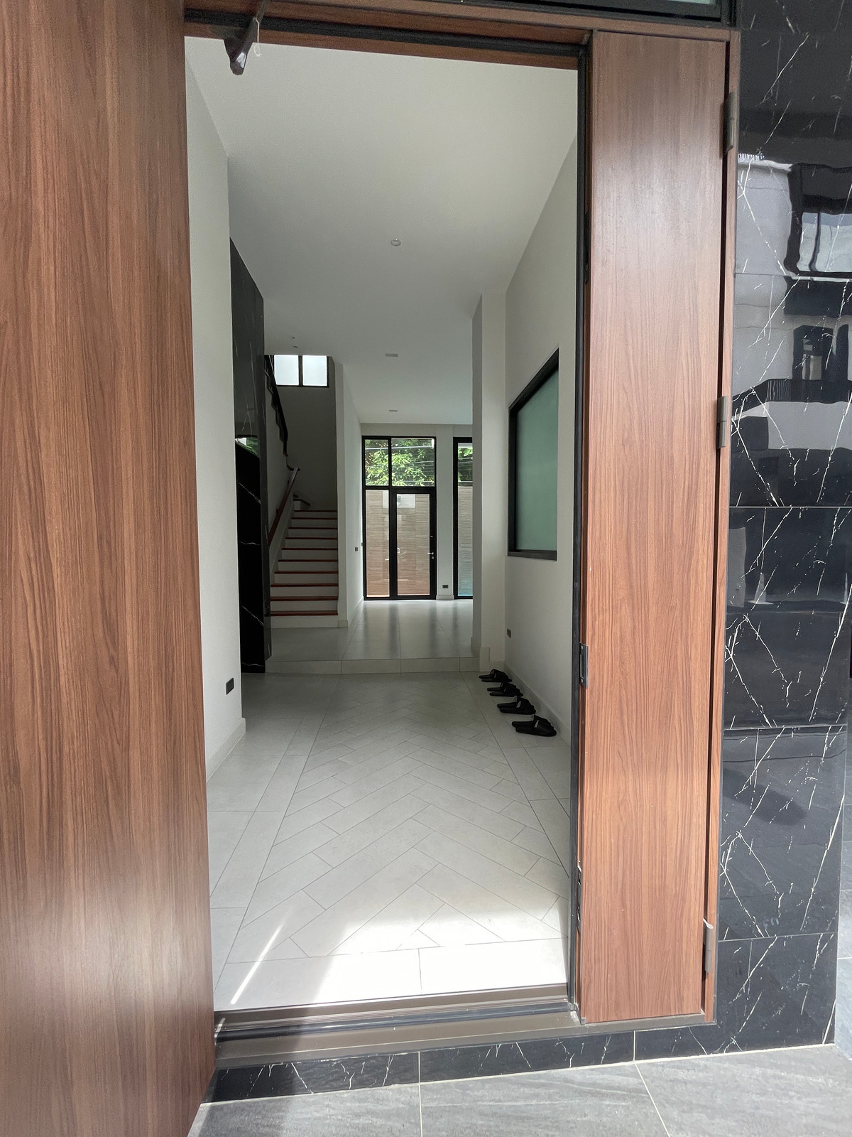 ขายบ้านรามคำแหง หัวหมาก : [ขาย] ARNA Rama 9 บ้านเดี่ยว Super Luxury 3 ชั้น พร้อมสระว่ายน้ำส่วนตัว และดาดฟ้า | ทำเลทองหลัง The Mall รามฯ ใกล้ MRT สายสีส้ม