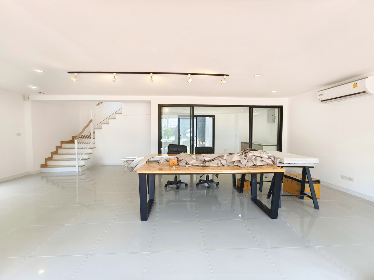 Home OfficeLadkrabang, Suwannaphum Airport : For Sale/Rent: 4-Story Home Office, WERKK Kingkaew. Brand new building, ready to use, 5 minutes to the airport. Large hall on every floor, 1 bedroom, 3 bathrooms.