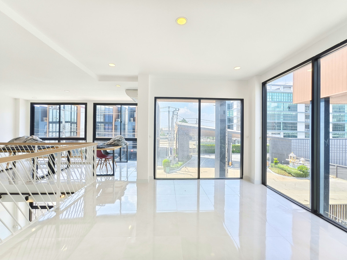 Home OfficeLadkrabang, Suwannaphum Airport : For Sale/Rent: 4-Story Home Office, WERKK Kingkaew. Brand new building, ready to use, 5 minutes to the airport. Large hall on every floor, 1 bedroom, 3 bathrooms.