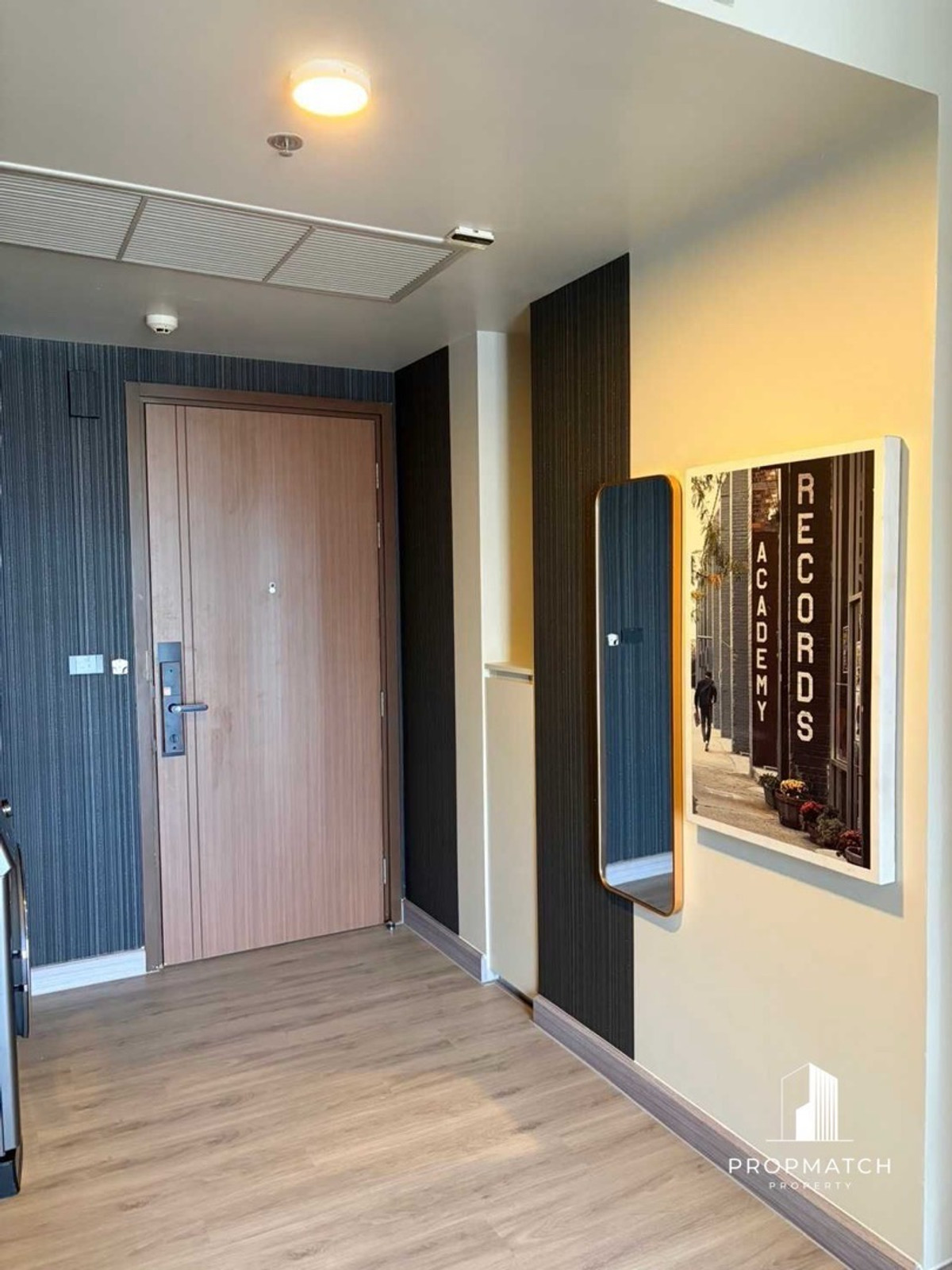 For RentCondoSapankwai,Jatujak : For rent, Onyx Phahonyothin, only 18,000.-, just redone the room.