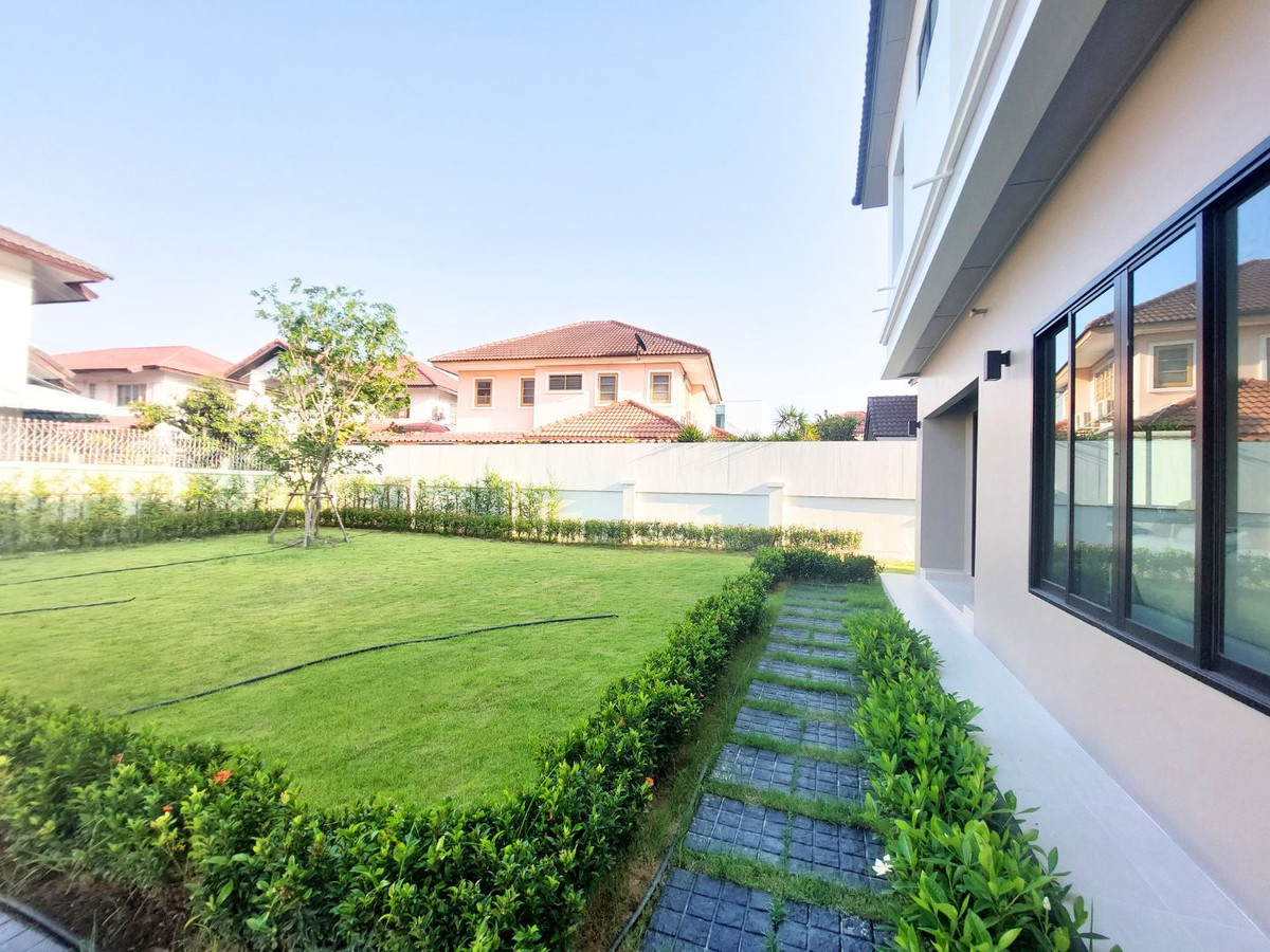 For SaleHouseNonthaburi, Bang Yai, Bangbuathong : Near MRT Bang Phlu & Westgate! Large detached house, 156 sq m., Chollada Village, Bang Bua Thong, newly renovated, prime location connecting Rattanathibet-Chaiyaphruek, quick access to the city, 4 bedrooms, complete functions, full central area.  Last