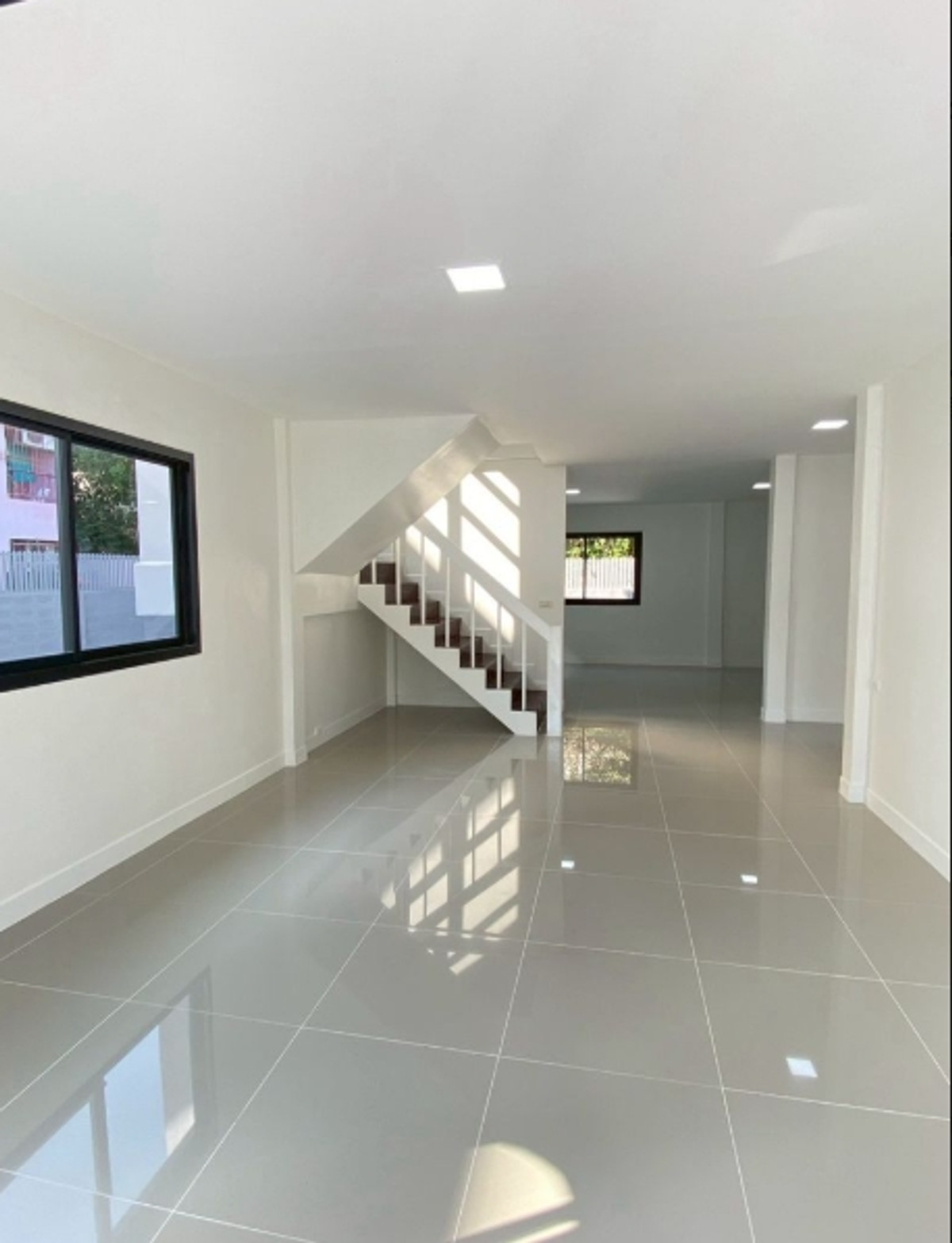 ขายบ้านปทุมธานี รังสิต ธรรมศาสตร์ : ขายบ้านเดี่ยว 2 ชั้น หมู่บ้านเมืองเอกรังสิต ถนนพหลโยธิน ตำบลหลักหก อำเภอเมืองปทุมธานี จังหวัดปทุมธานี  มหาวิทยาลัยรังสิต ใกล้ทางด่วนดอนเมืองโทลเวย์