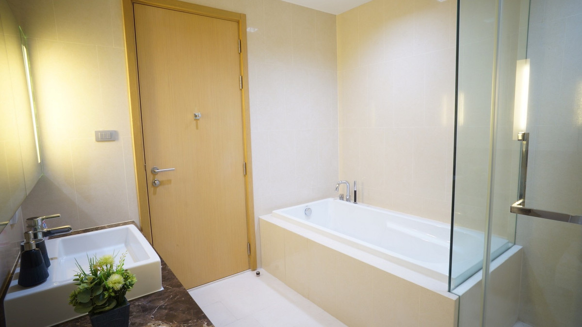 For RentCondoNana, North Nana,Sukhumvit13, Soi Nana : Best Price ‼️For rent Hyde Sukhumvit 13, beautiful room, very luxuriously decorated, livable, high floor, city view.