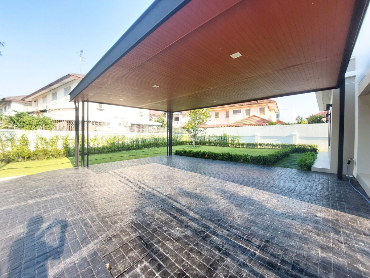 For SaleHouseNonthaburi, Bang Yai, Bangbuathong : Near MRT Bang Phlu & Westgate! Large detached house, 156 sq m., Chollada Village, Bang Bua Thong, newly renovated, prime location connecting Rattanathibet-Chaiyaphruek, quick access to the city, 4 bedrooms, complete functions, full central area.  Last