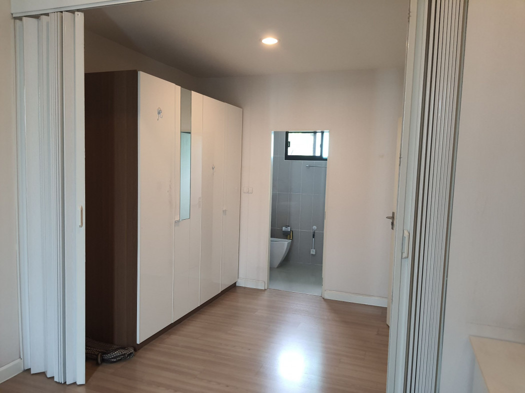 ขายทาวน์โฮมเสรีไทย-นิด้า : ขาย ทาวน์โฮม ได้เนื้อที่เยอะ Baan Klang Muang Nawamin 42 170 ตรม 28 ตรว หลังมุม