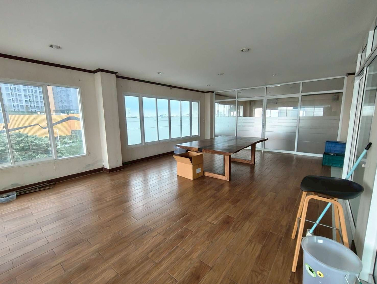 Shop HouseSamut Prakan,Samrong : Commercial building for rent/sale, good location, suitable for doing business. Usable area per floor is approximately 300 sq m.