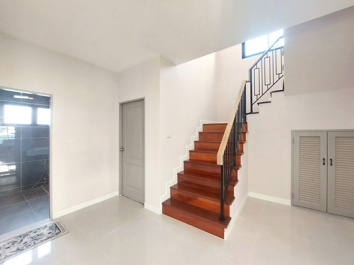 For SaleHouseNonthaburi, Bang Yai, Bangbuathong : Near MRT Bang Phlu & Westgate! Large detached house, 156 sq m., Chollada Village, Bang Bua Thong, newly renovated, prime location connecting Rattanathibet-Chaiyaphruek, quick access to the city, 4 bedrooms, complete functions, full central area.  Last