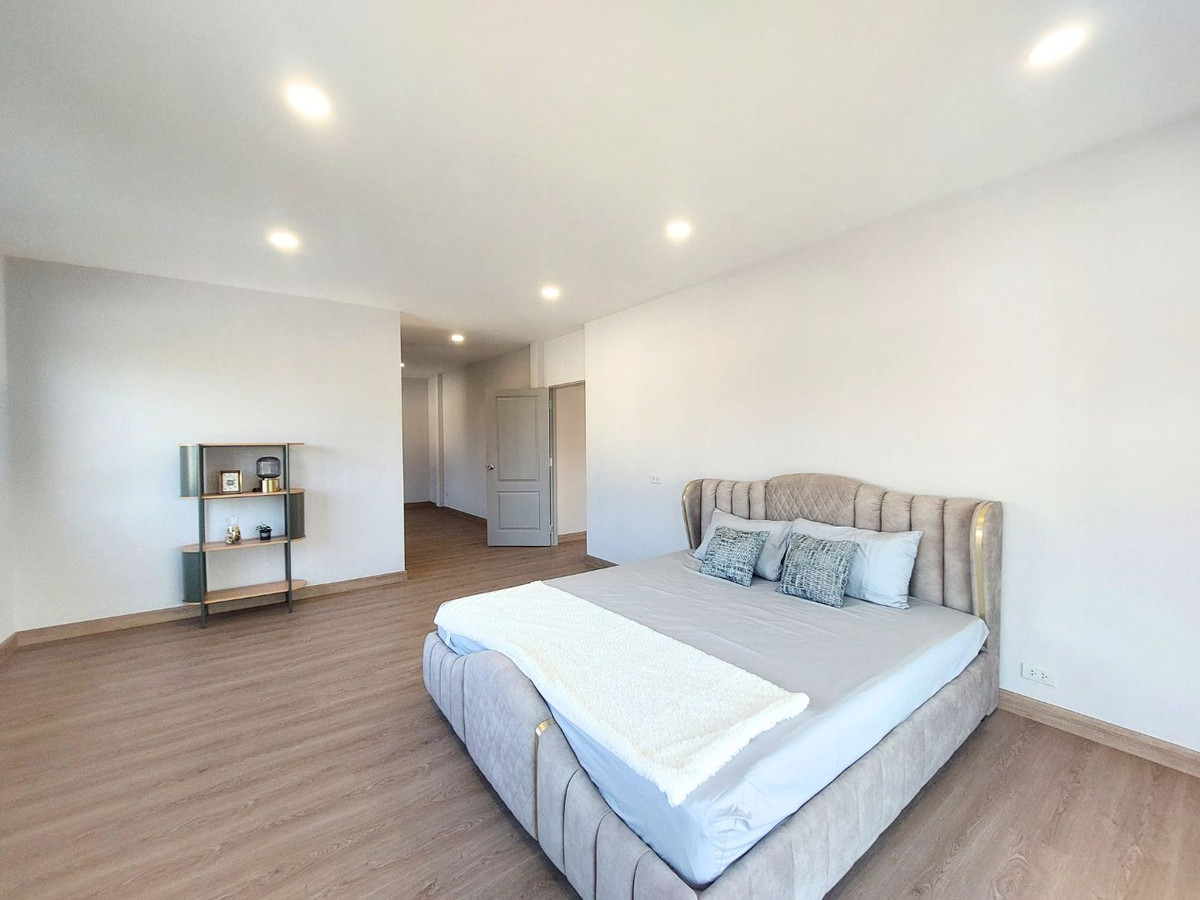 For SaleHouseNonthaburi, Bang Yai, Bangbuathong : Near MRT Bang Phlu & Westgate! Large detached house, 156 sq m., Chollada Village, Bang Bua Thong, newly renovated, prime location connecting Rattanathibet-Chaiyaphruek, quick access to the city, 4 bedrooms, complete functions, full central area.  Last