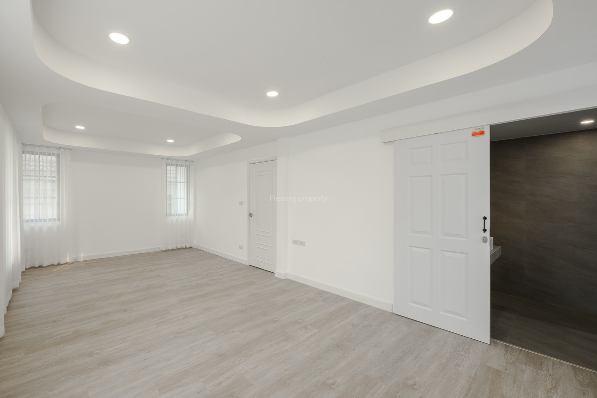 For SaleHouseOnnut, Udomsuk : Single house 60 sq m, Soi On Nut 44, good location, renovated, ready to move in.