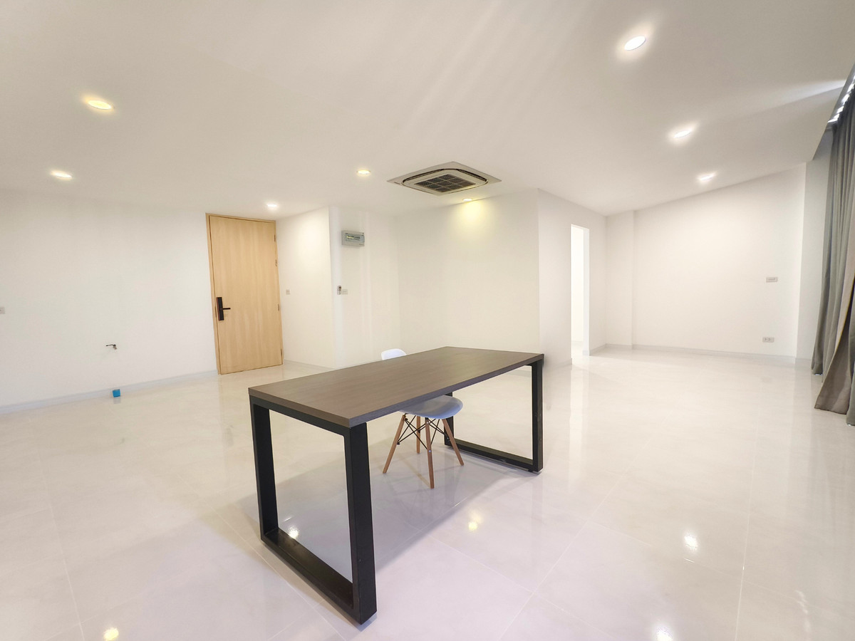 Home OfficeLadkrabang, Suwannaphum Airport : For Sale/Rent: 4-Story Home Office, WERKK Kingkaew. Brand new building, ready to use, 5 minutes to the airport. Large hall on every floor, 1 bedroom, 3 bathrooms.