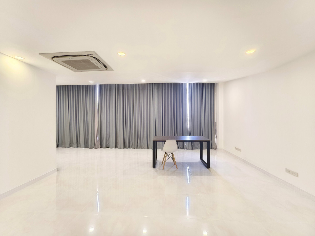 Home OfficeLadkrabang, Suwannaphum Airport : For Sale/Rent: 4-Story Home Office, WERKK Kingkaew. Brand new building, ready to use, 5 minutes to the airport. Large hall on every floor, 1 bedroom, 3 bathrooms.