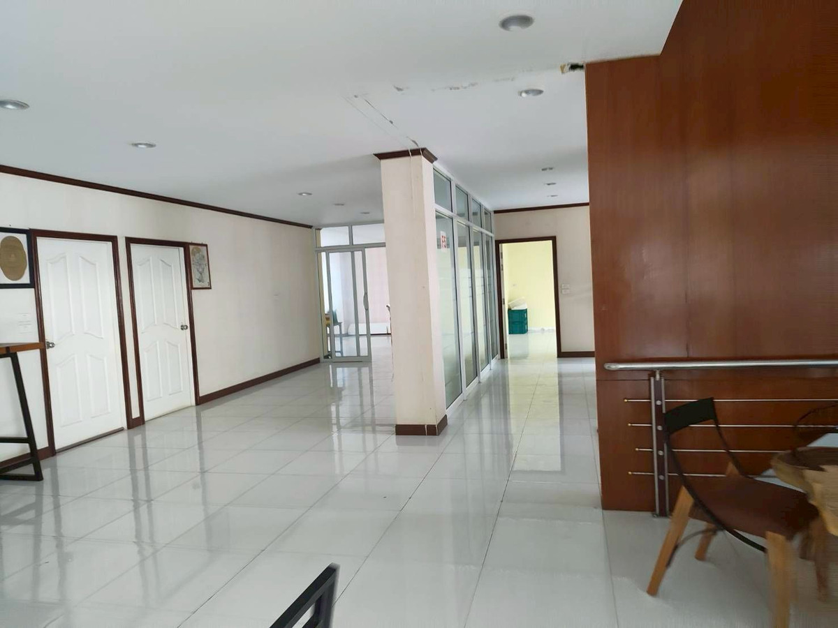Shop HouseSamut Prakan,Samrong : Commercial building for rent/sale, good location, suitable for doing business. Usable area per floor is approximately 300 sq m.