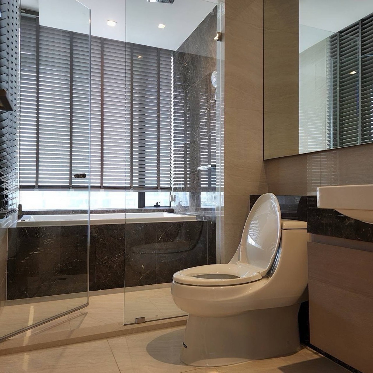 For RentCondoSilom, Saladaeng, Bangrak : For rent 2 bedroom Ashton Silom 75,000 baht call 0869017364