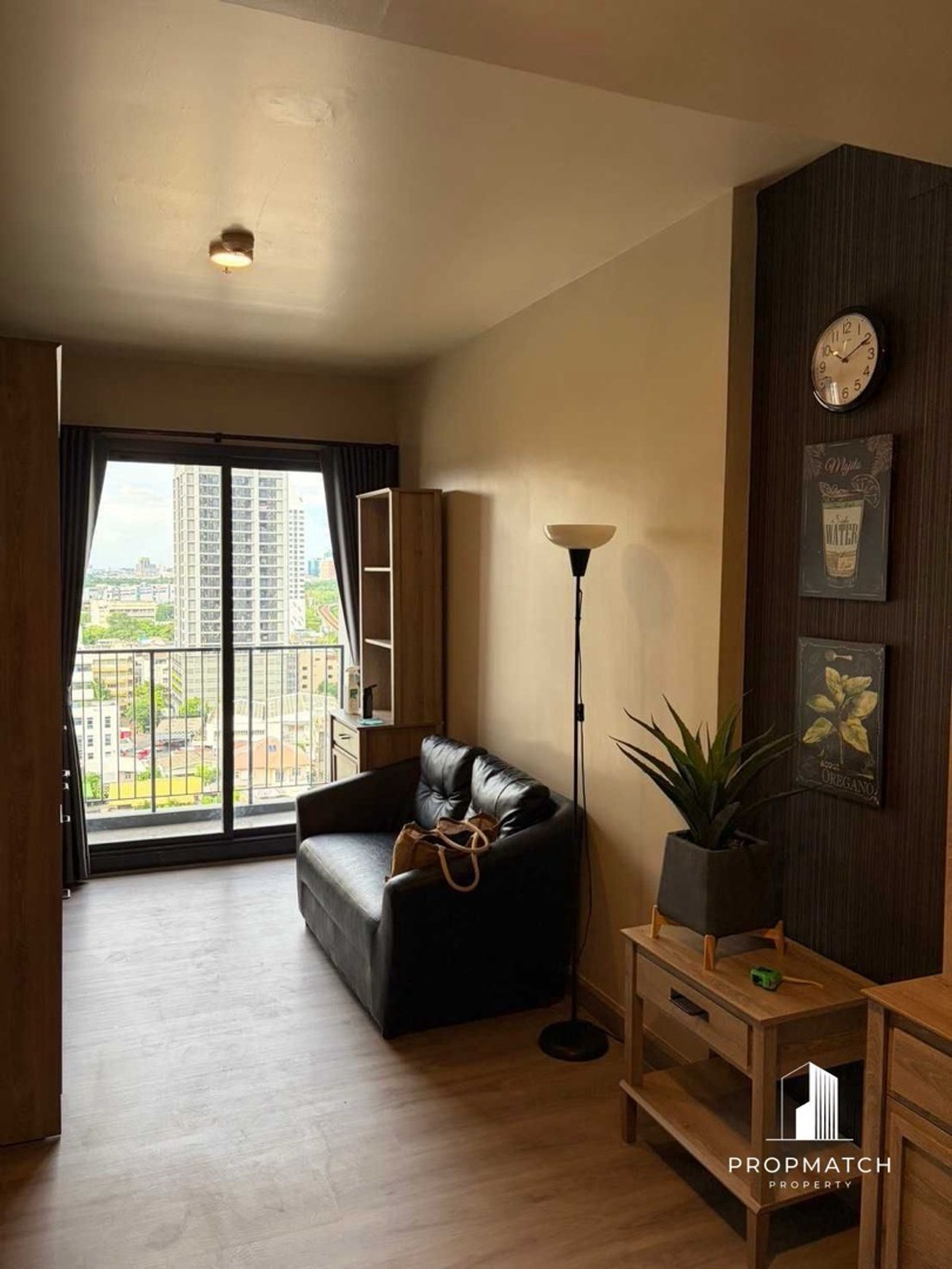 For RentCondoSapankwai,Jatujak : For rent, Onyx Phahonyothin, only 18,000.-, just redone the room.