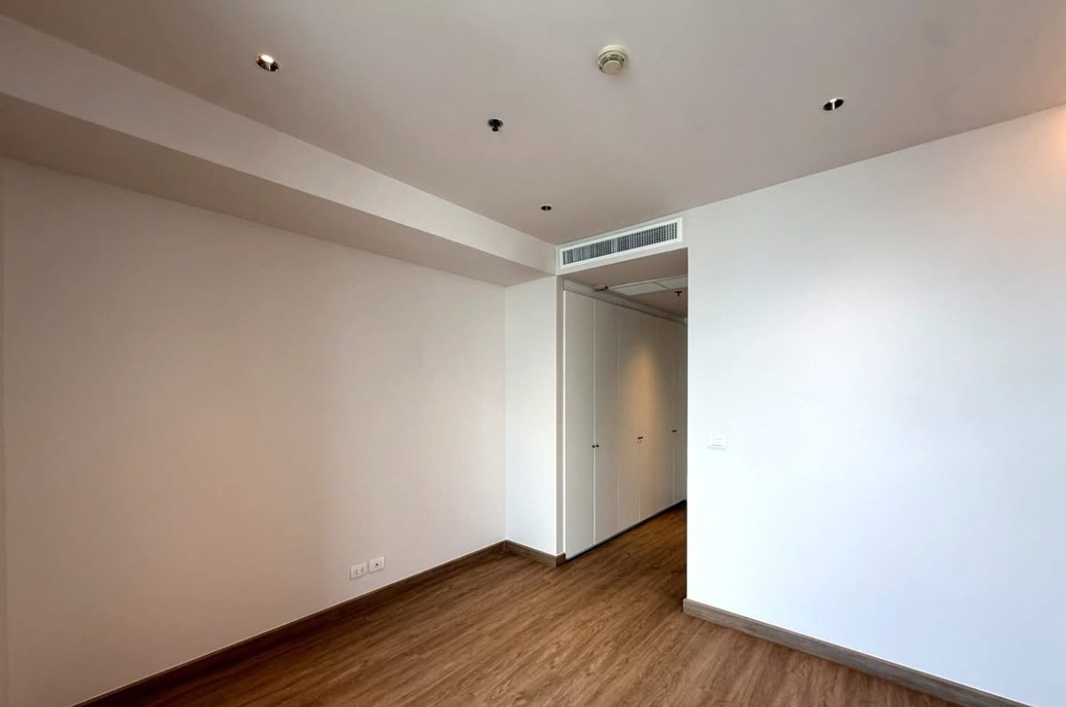 For RentCondoWitthayu, Chidlom, Langsuan, Ploenchit : Condo for rent, Athenee Residence 3+1maid, 215 sq m, Ploenchit-Chidlom area, near Central Embassy.