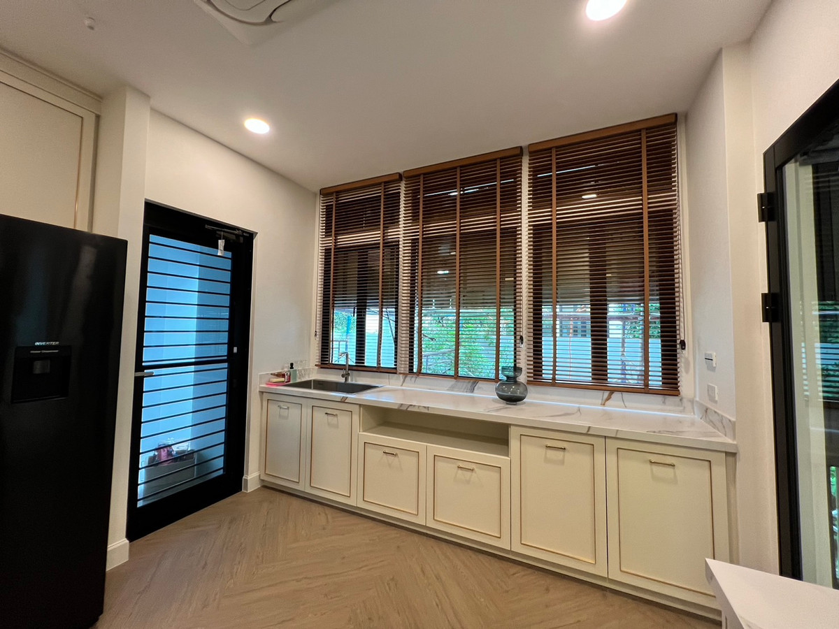 For SaleHousePattanakan, Srinakarin : Urgent sale Nantawan Rama 9 - New Krungthepkretha 📞065-626-5636 Big house, corner plot, fully furnished.