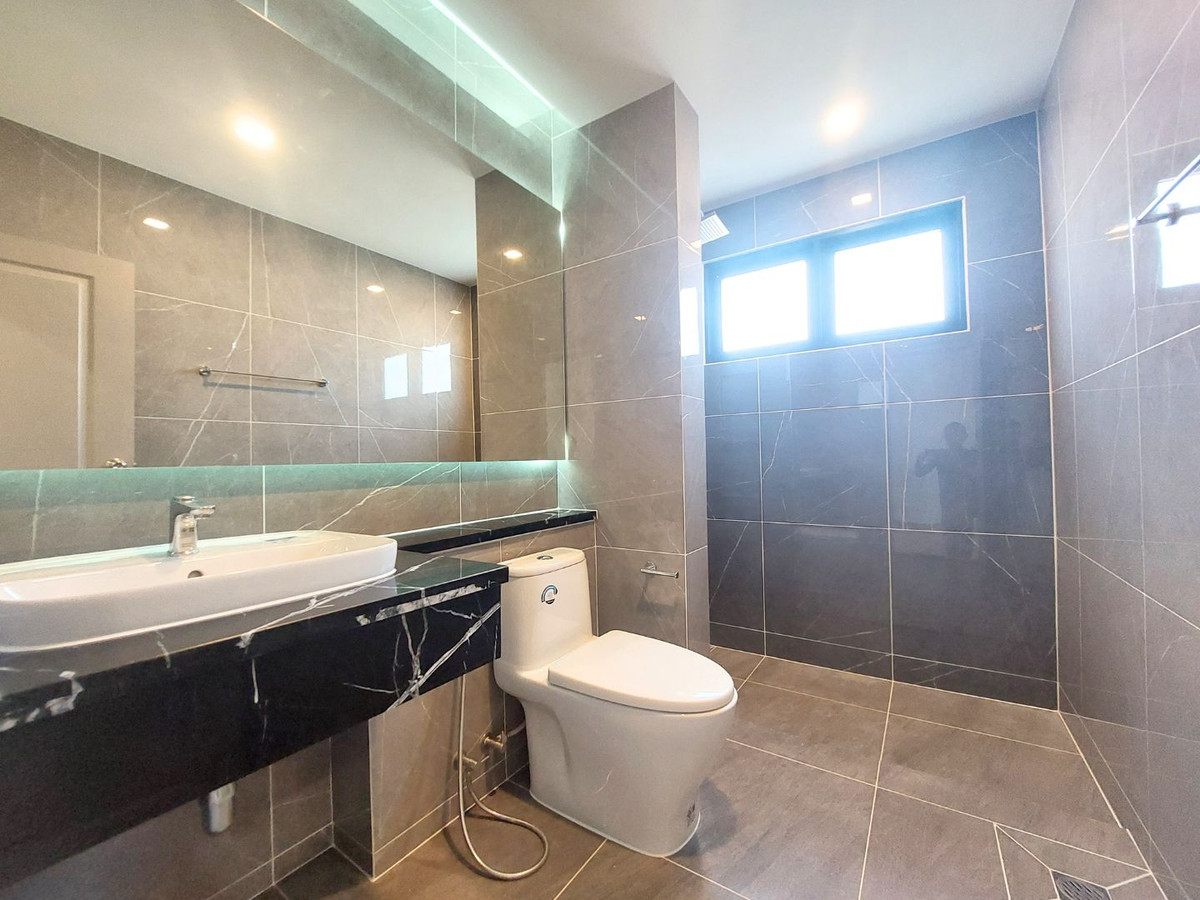 For SaleHouseNonthaburi, Bang Yai, Bangbuathong : Near MRT Bang Phlu & Westgate! Large detached house, 156 sq m., Chollada Village, Bang Bua Thong, newly renovated, prime location connecting Rattanathibet-Chaiyaphruek, quick access to the city, 4 bedrooms, complete functions, full central area.  Last