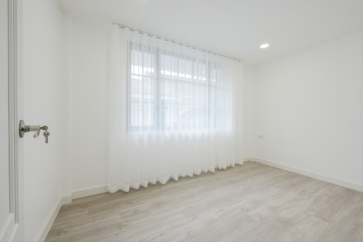 For SaleHouseOnnut, Udomsuk : Single house 60 sq m, Soi On Nut 44, good location, renovated, ready to move in.