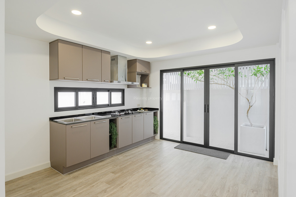 For SaleHouseOnnut, Udomsuk : Single house 60 sq m, Soi On Nut 44, good location, renovated, ready to move in.