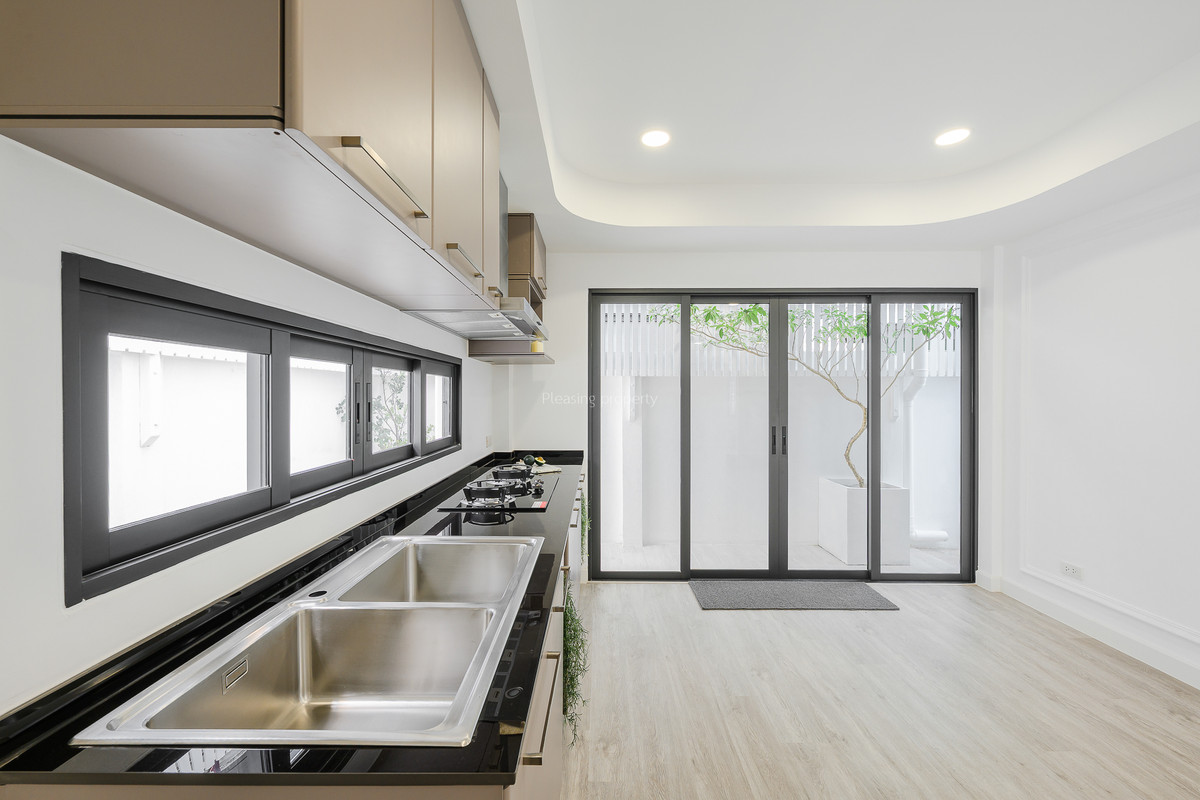 For SaleHouseOnnut, Udomsuk : Single house 60 sq m, Soi On Nut 44, good location, renovated, ready to move in.