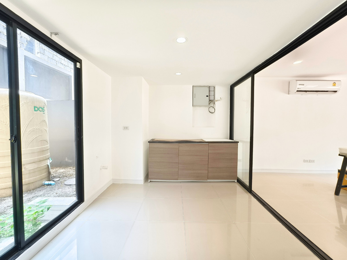 Home OfficeLadkrabang, Suwannaphum Airport : For Sale/Rent: 4-Story Home Office, WERKK Kingkaew. Brand new building, ready to use, 5 minutes to the airport. Large hall on every floor, 1 bedroom, 3 bathrooms.