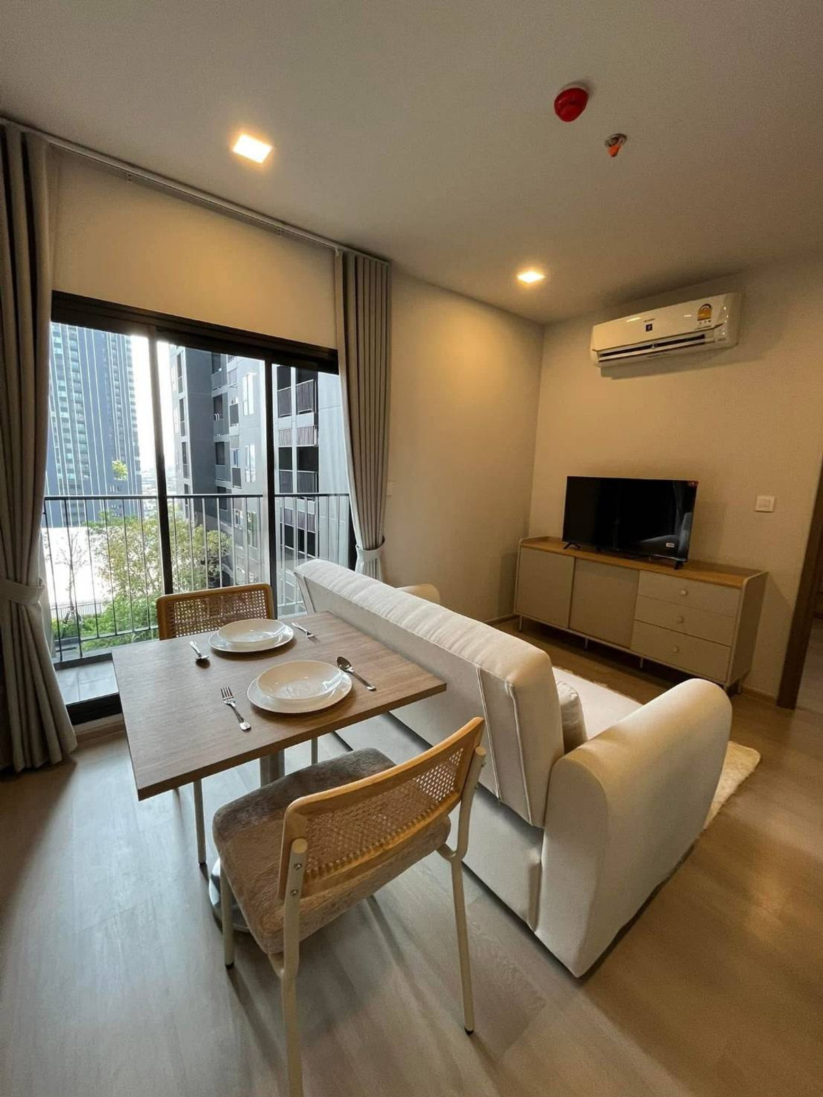 For RentCondoLadprao, Central Ladprao : Condo for rent: Life Phahon - Lat Phrao, next to the main road, near BTS Lat Phrao Intersection.
