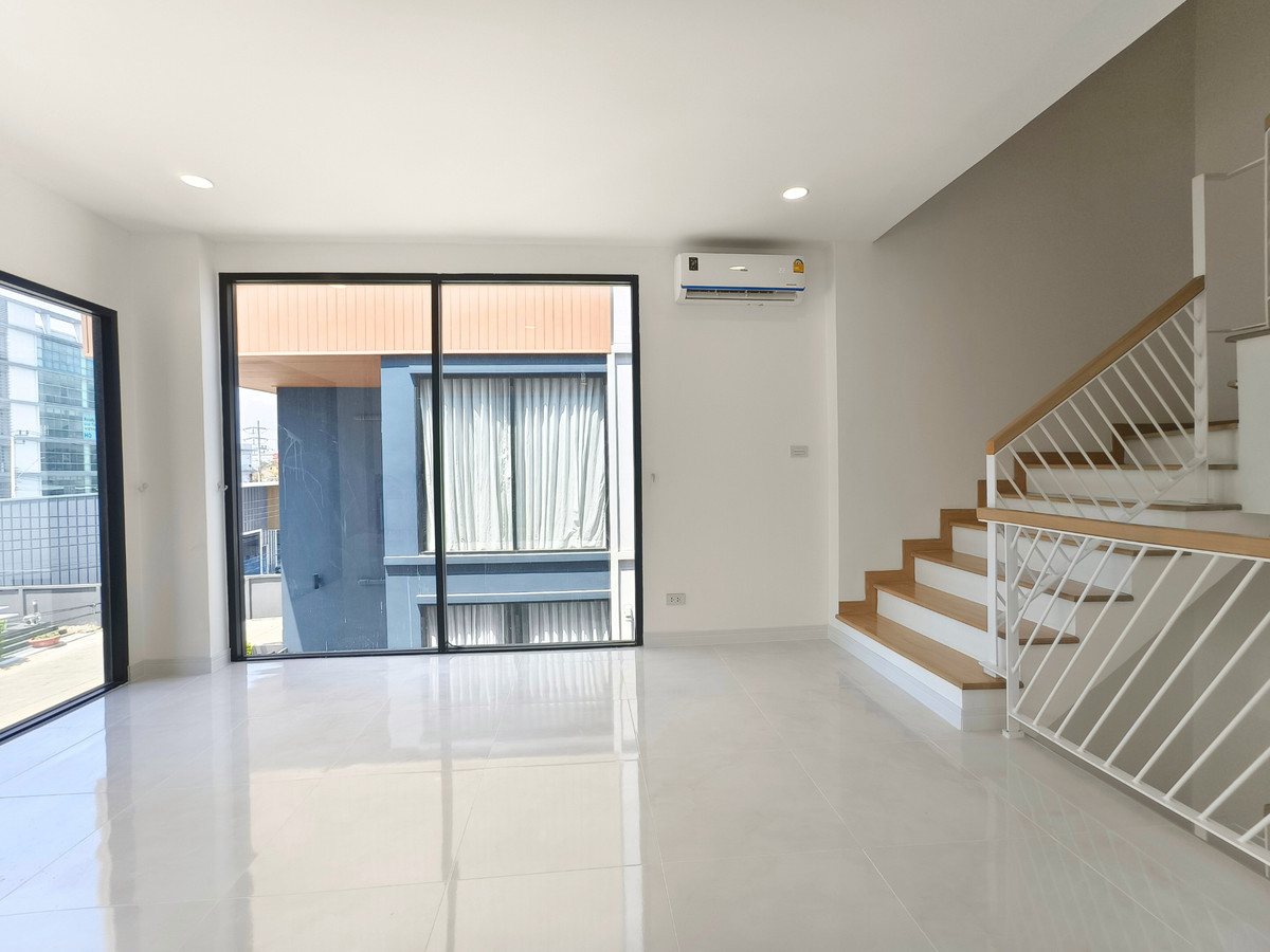 Home OfficeLadkrabang, Suwannaphum Airport : For Sale/Rent: 4-Story Home Office, WERKK Kingkaew. Brand new building, ready to use, 5 minutes to the airport. Large hall on every floor, 1 bedroom, 3 bathrooms.