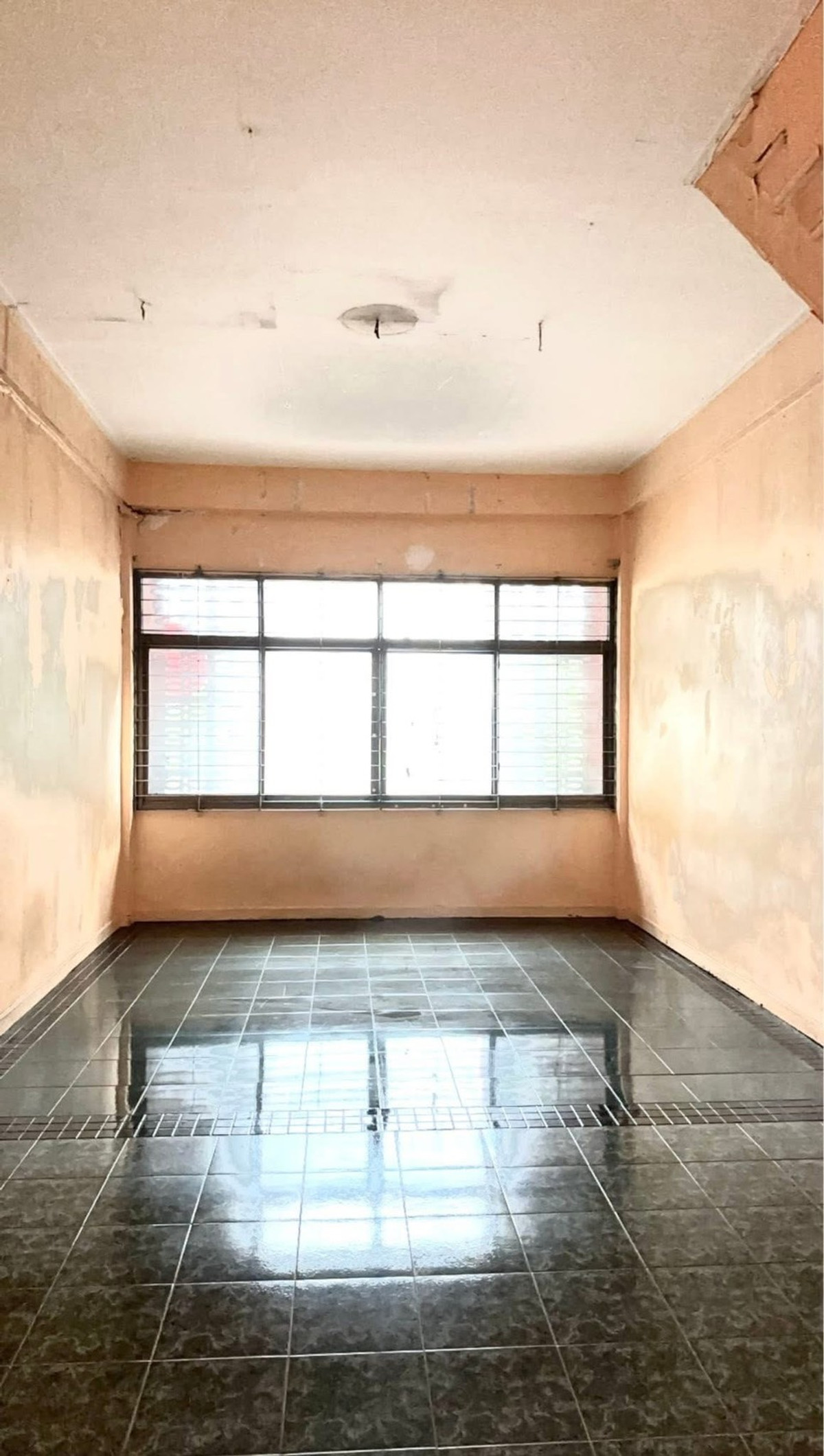 For RentShop HouseSukhumvit, Asoke, Thonglor : Commercial building for rent, very good location, 1 unit, next to Sukhumvit main road, near Emquatier.