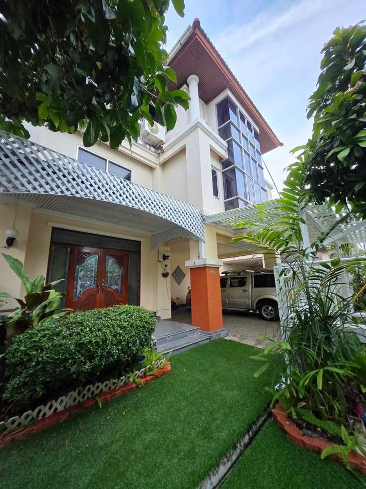 For RentHouseChokchai 4, Ladprao 71, Ladprao 48, : For sale/rent, large 3-story detached house, Lat Phrao Road 71, 6 air conditioners, partially furnished, 5 bedrooms, 5 bathrooms. Monthly rental price 60,000 baht/month, selling for 12.79 million.