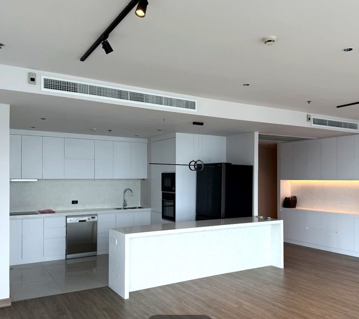 For RentCondoWitthayu, Chidlom, Langsuan, Ploenchit : Condo for rent, Athenee Residence 3+1maid, 215 sq m, Ploenchit-Chidlom area, near Central Embassy.