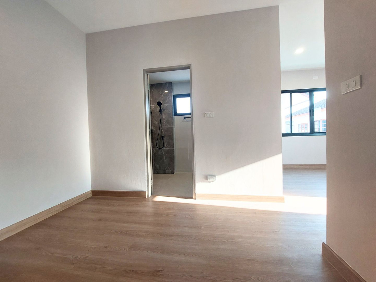 For SaleHouseNonthaburi, Bang Yai, Bangbuathong : Near MRT Bang Phlu & Westgate! Large detached house, 156 sq m., Chollada Village, Bang Bua Thong, newly renovated, prime location connecting Rattanathibet-Chaiyaphruek, quick access to the city, 4 bedrooms, complete functions, full central area.  Last