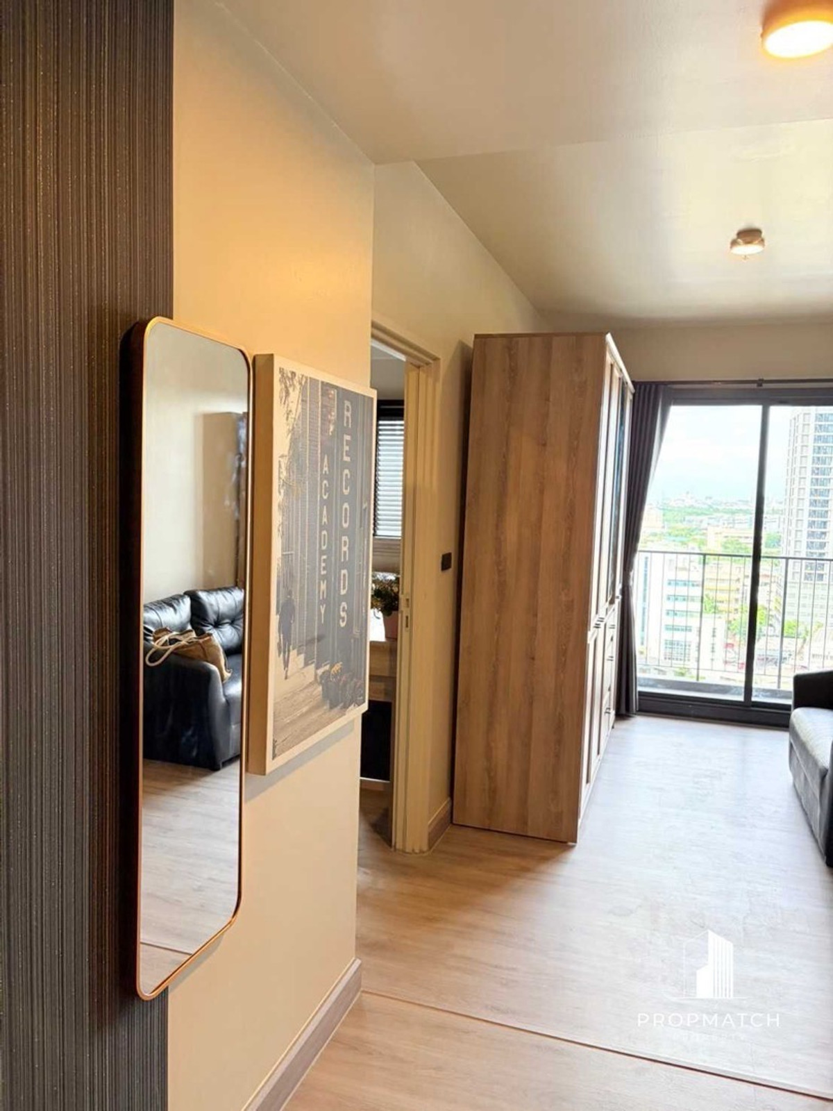 For RentCondoSapankwai,Jatujak : For rent, Onyx Phahonyothin, only 18,000.-, just redone the room.