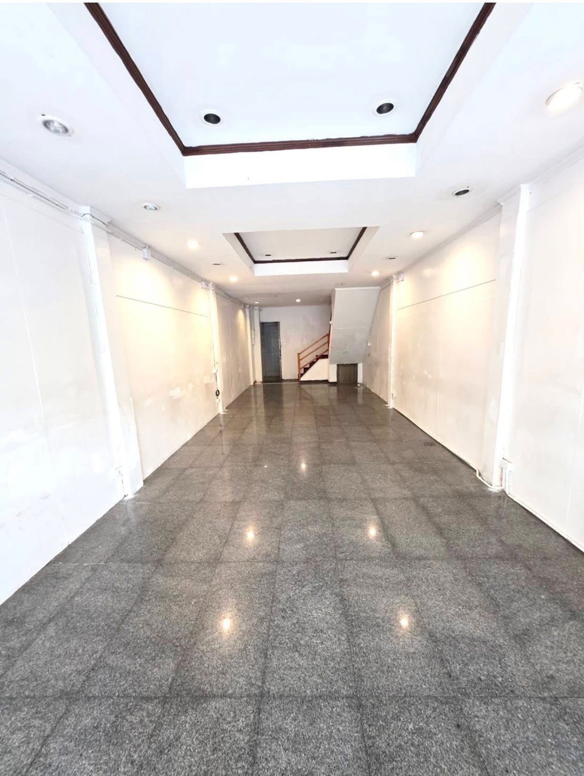 For RentShop HouseSukhumvit, Asoke, Thonglor : Commercial building for rent, very good location, 1 unit, next to Sukhumvit main road, near Emquatier.