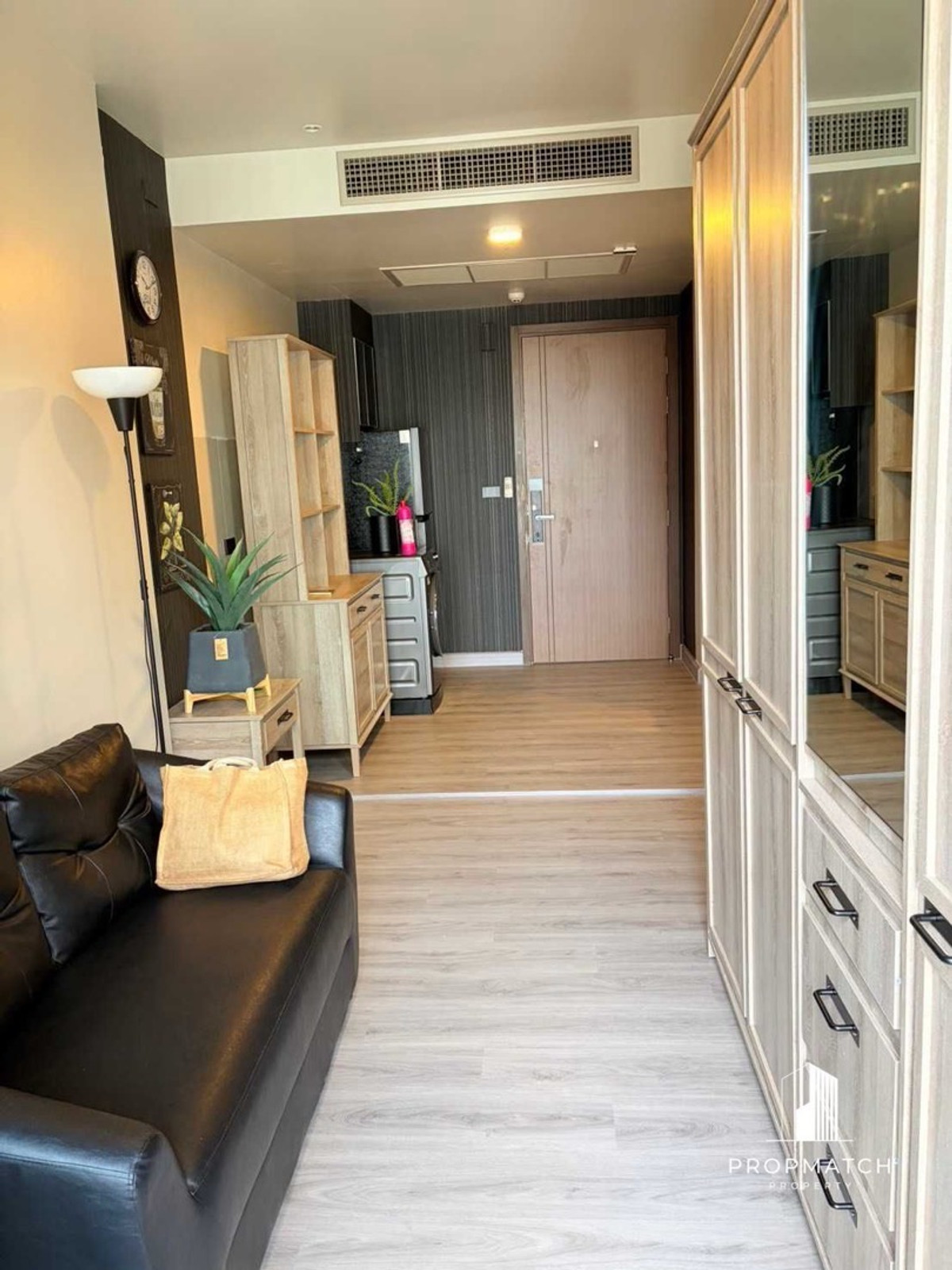 For RentCondoSapankwai,Jatujak : For rent, Onyx Phahonyothin, only 18,000.-, just redone the room.