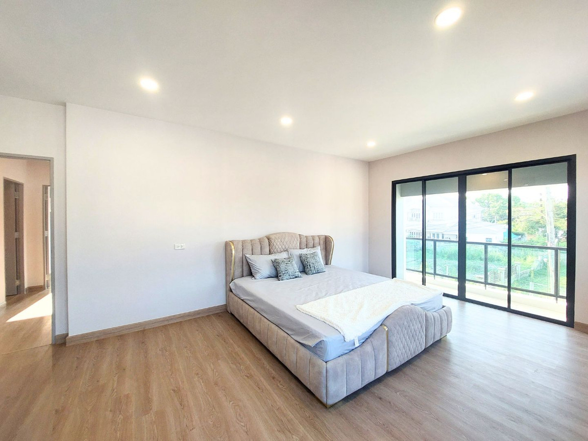 For SaleHouseNonthaburi, Bang Yai, Bangbuathong : Near MRT Bang Phlu & Westgate! Large detached house, 156 sq m., Chollada Village, Bang Bua Thong, newly renovated, prime location connecting Rattanathibet-Chaiyaphruek, quick access to the city, 4 bedrooms, complete functions, full central area.  Last