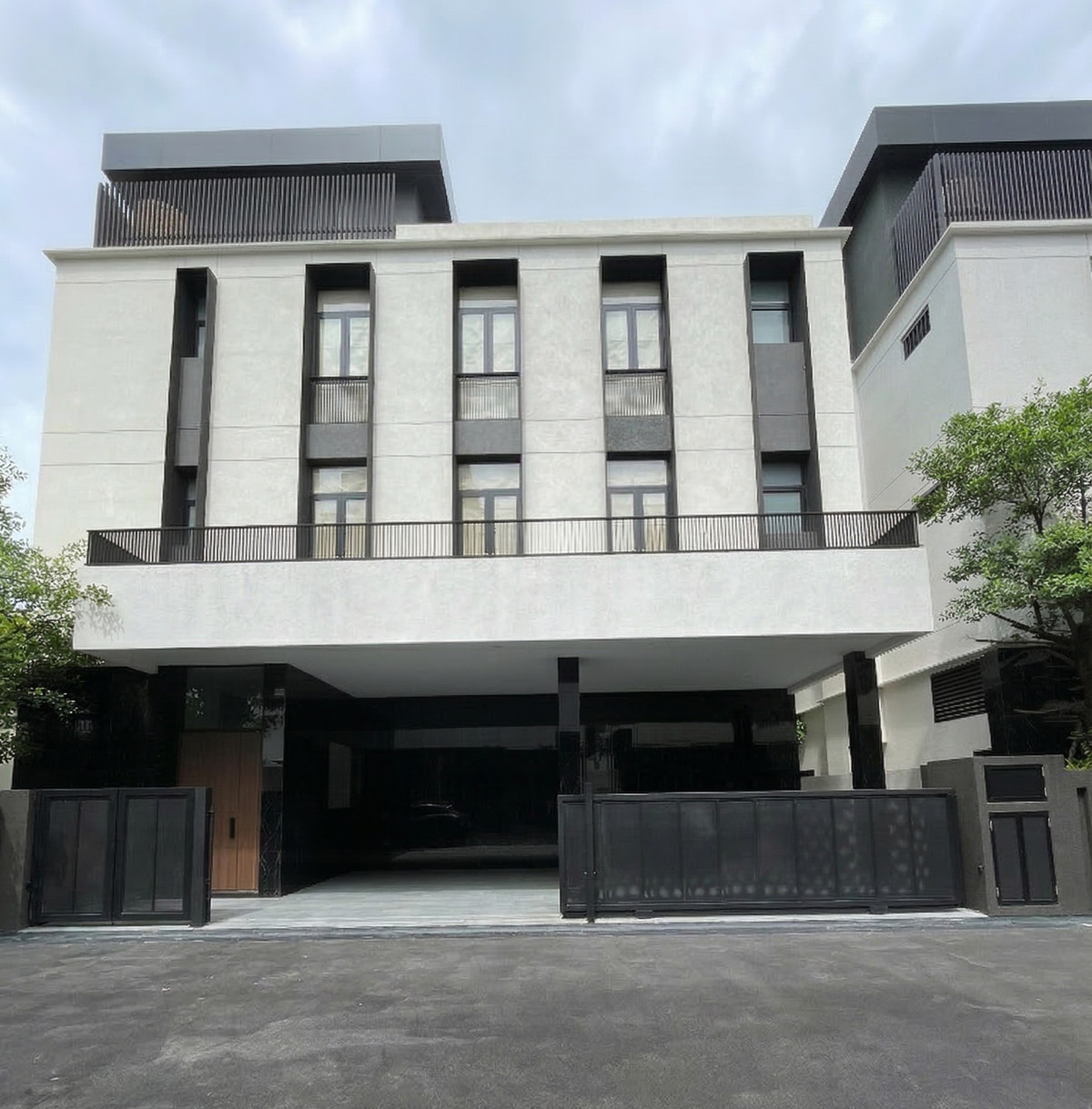 For SaleHouseRamkhamhaeng, Hua Mak : [For Sale] ARNA Rama 9, Super Luxury 3-story detached house with private swimming pool and rooftop terrace | Prime location behind The Mall Ramkhamhaeng University, near MRT Orange Line.