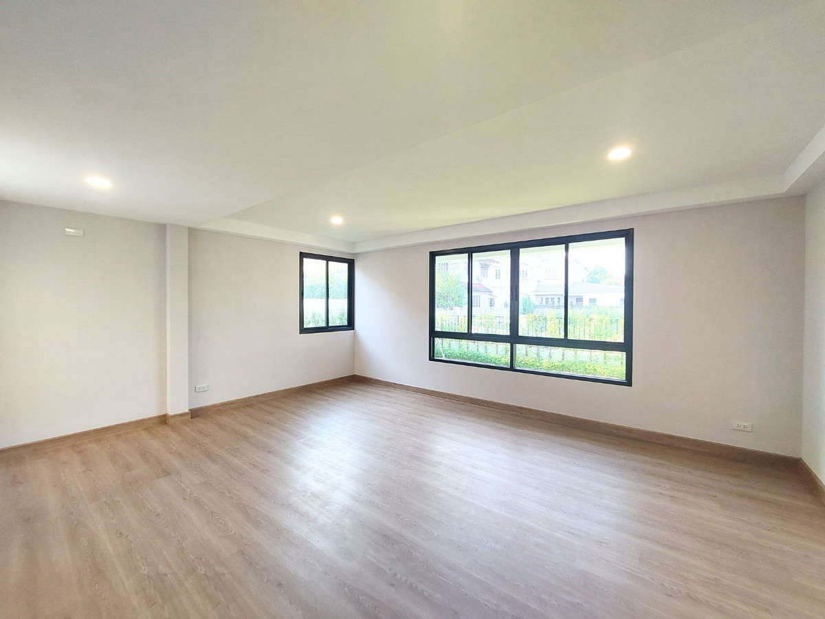 For SaleHouseNonthaburi, Bang Yai, Bangbuathong : Near MRT Bang Phlu & Westgate! Large detached house, 156 sq m., Chollada Village, Bang Bua Thong, newly renovated, prime location connecting Rattanathibet-Chaiyaphruek, quick access to the city, 4 bedrooms, complete functions, full central area.  Last