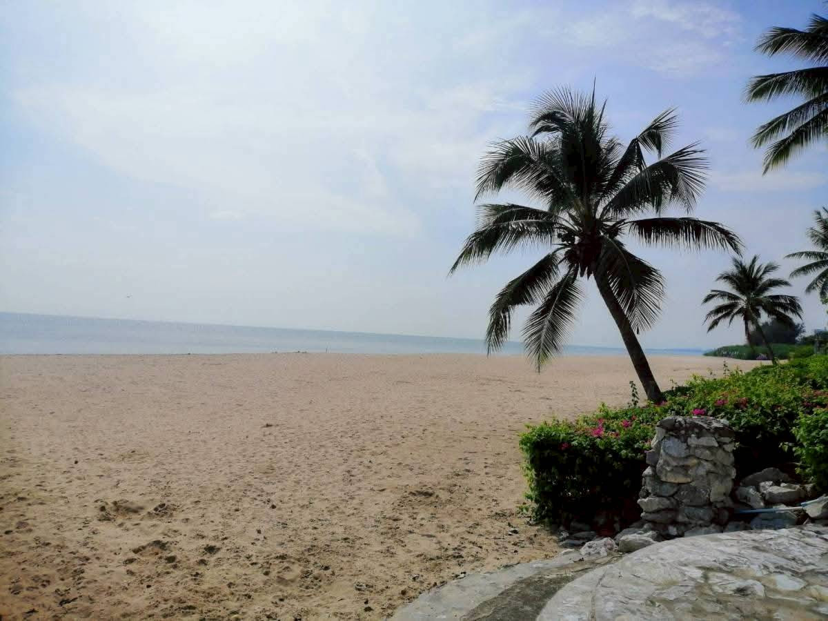 For SaleLandCha-am Phetchaburi : For Sale  Land near Cha-am beach 300 M. - 225 Wa. - Suitable for building a Pool Villa. ** For Sale : 3,750,000 Baht (Negotiable) *** Agent Top 084-8751655