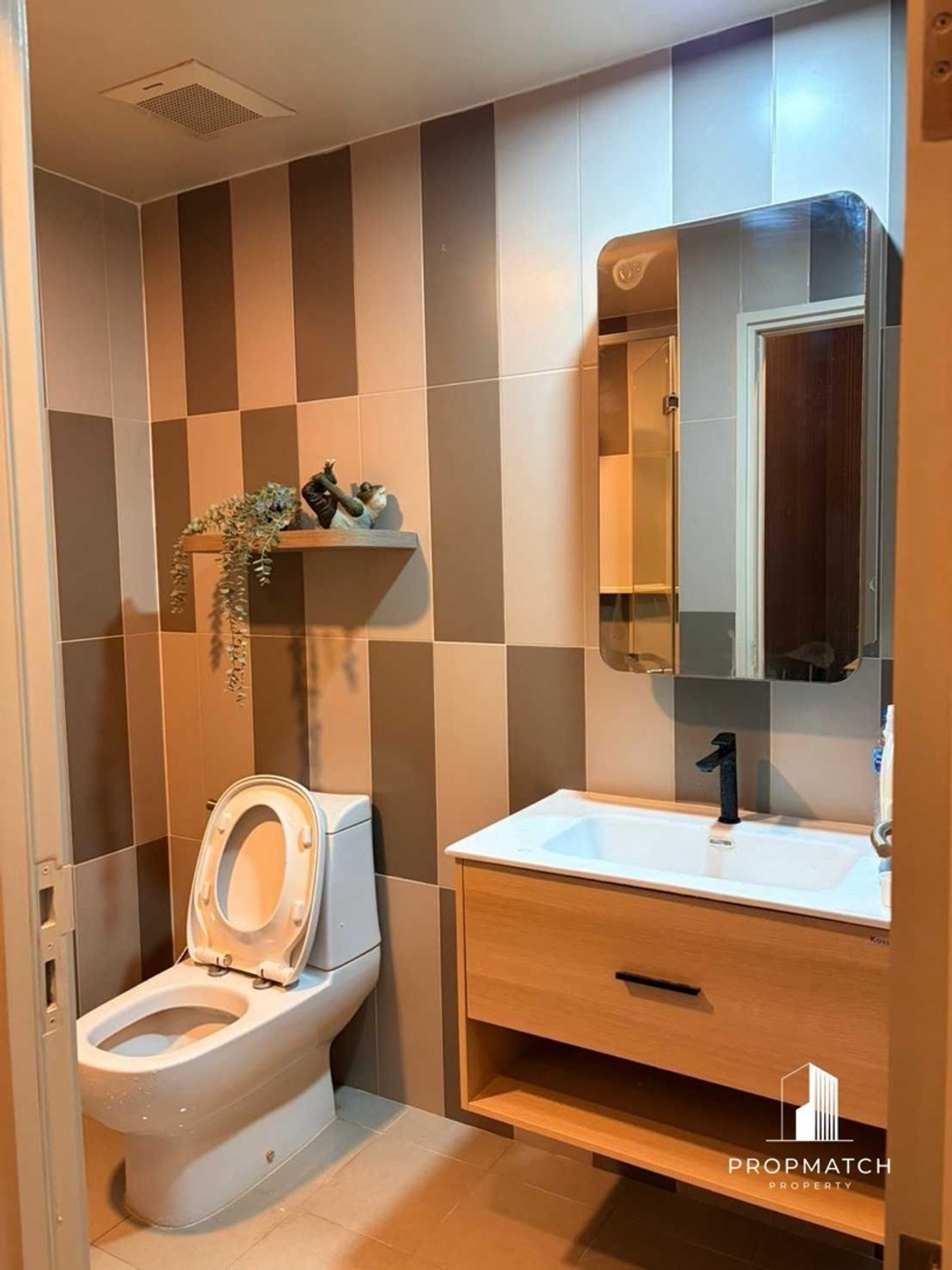 For RentCondoSapankwai,Jatujak : For rent, Onyx Phahonyothin, only 18,000.-, just redone the room.