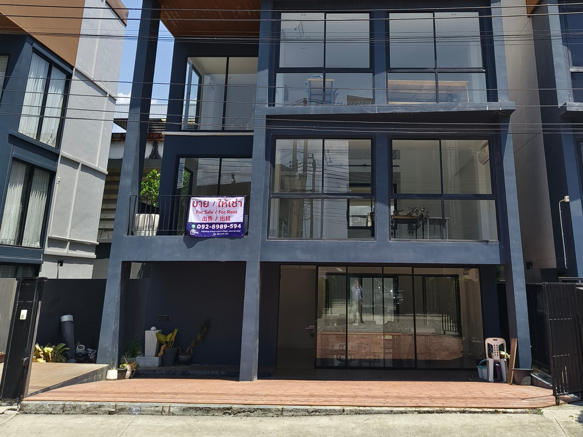 Home OfficeLadkrabang, Suwannaphum Airport : For Sale/Rent: 4-Story Home Office, WERKK Kingkaew. Brand new building, ready to use, 5 minutes to the airport. Large hall on every floor, 1 bedroom, 3 bathrooms.