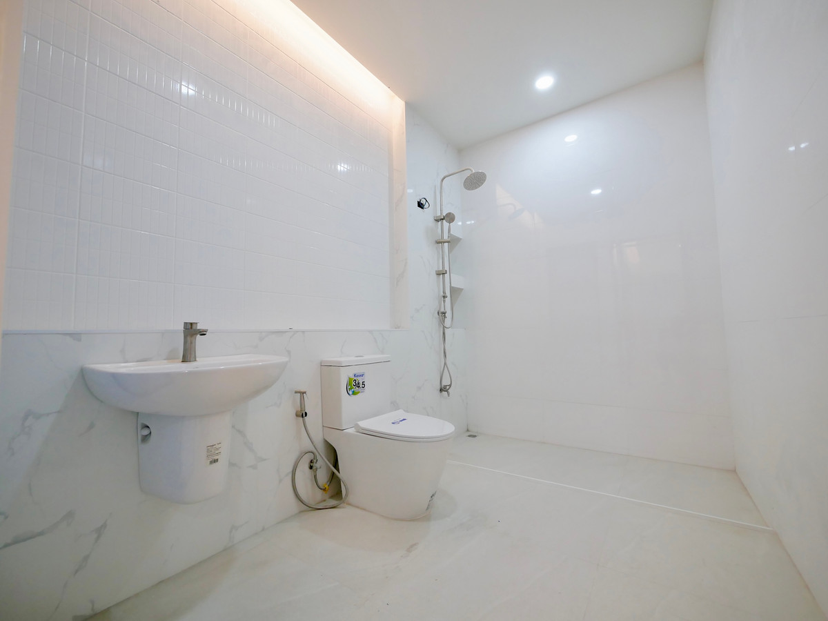 For SaleOnnut, Udomsuk : 2-storey semi-detached house for sale, newly built, 30 square meters, Soi Chaloem Phra Kiat 6, just 600 meters into the alley, 3 bedrooms, 3 bathrooms, completely newly built.