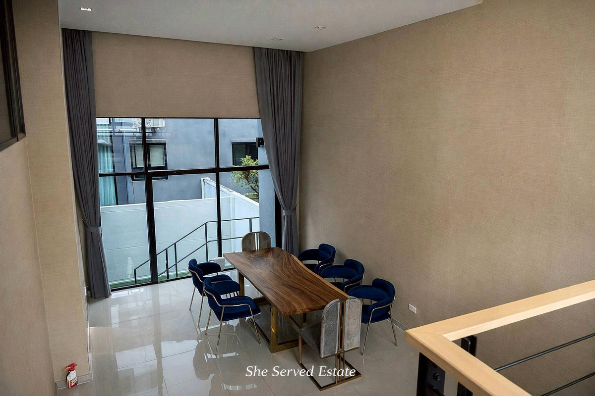 For RentTownhomePattanakan, Srinakarin : Double volume living and dining area • Parking 2