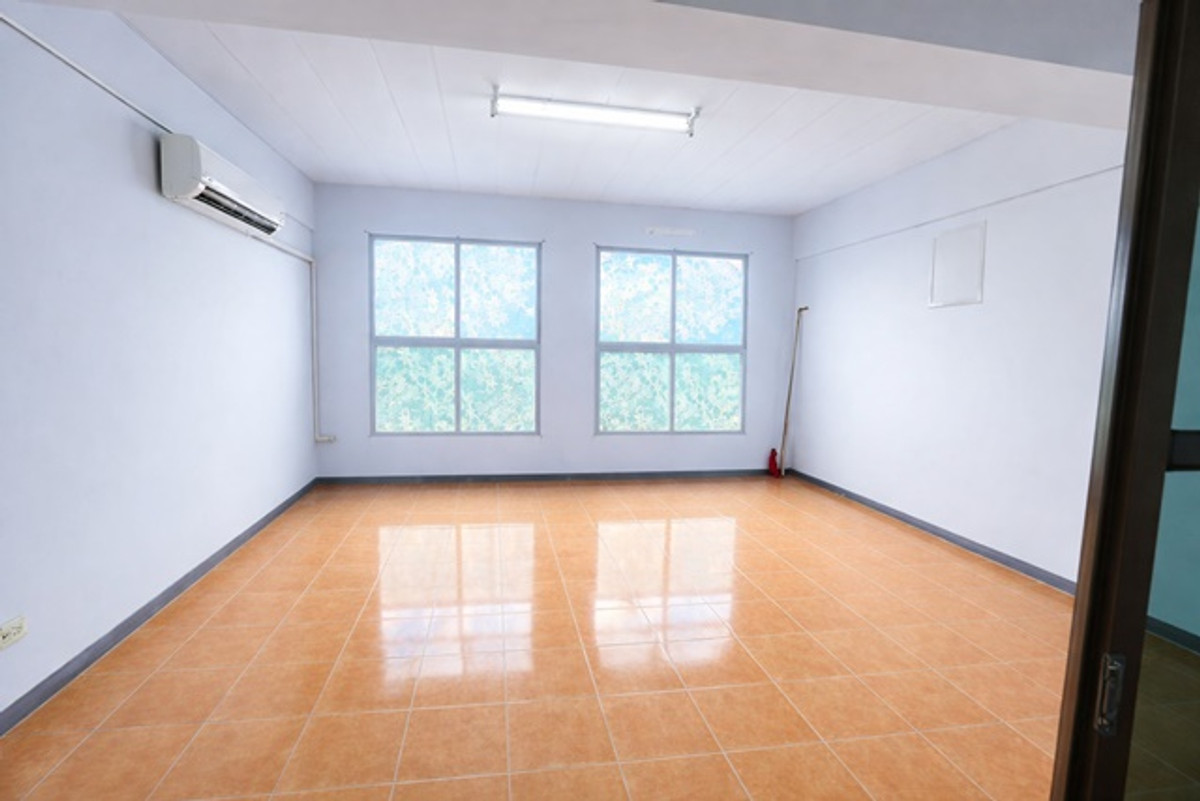 For RentShop HouseYothinpattana,CDC : The Mall Bangkapi 800m.MRT Lam Sali 900 m. Ladprao Road 117-121 Commercial building 3.5Storeys for r