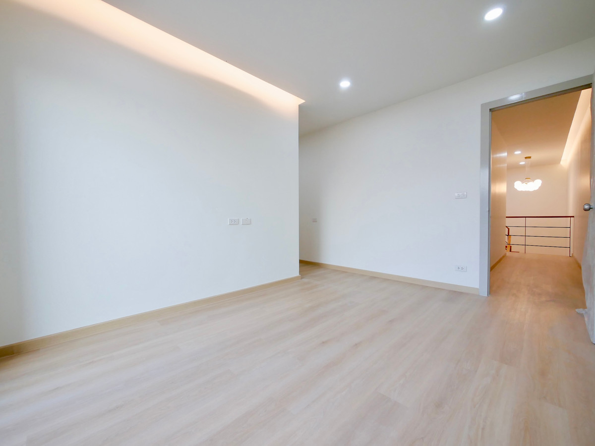 For SaleOnnut, Udomsuk : 2-storey semi-detached house for sale, newly built, 30 square meters, Soi Chaloem Phra Kiat 6, just 600 meters into the alley, 3 bedrooms, 3 bathrooms, completely newly built.