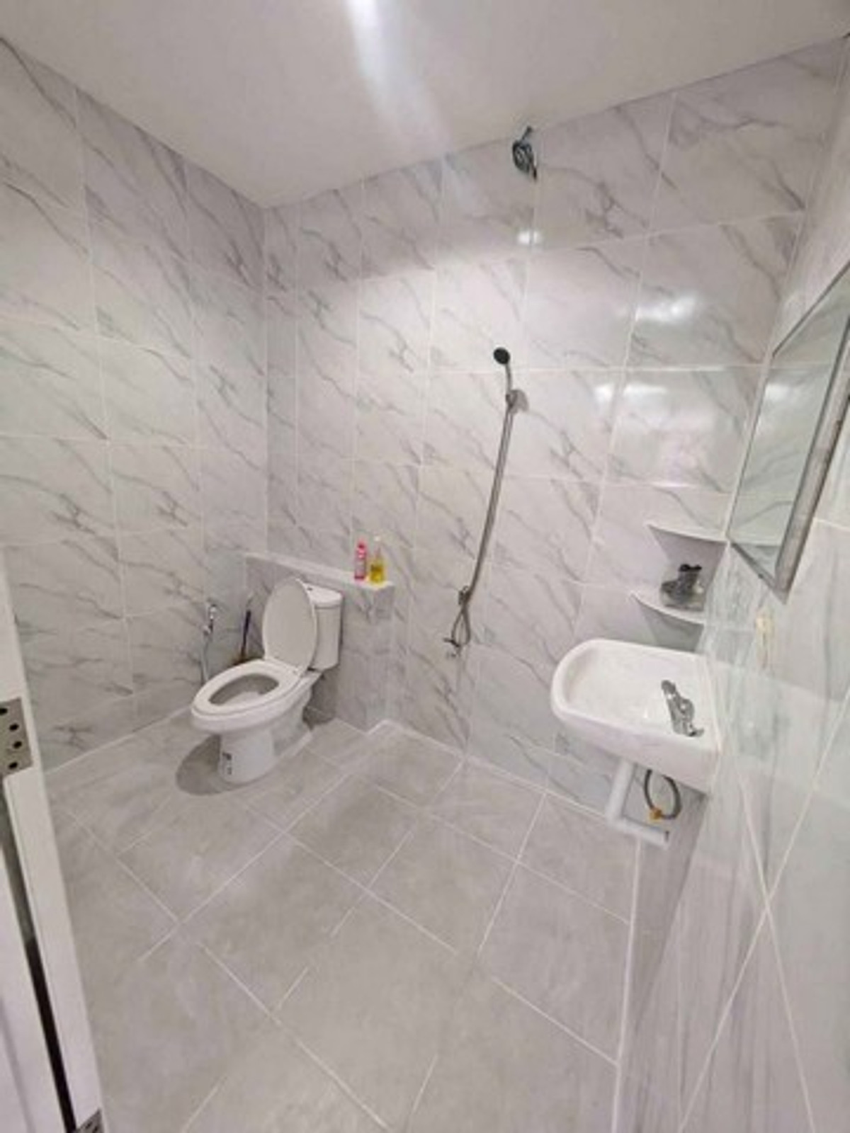 ให้เช่าอาคารพาณิชย์นวมินทร์ รามอินทรา : HR3299ให้เช่าอาคารแฝด 5 ชั้น รีโนเวทใหม่ หมู่บ้าน เอส พี วัชรพล ห้องหัวมุม พื้นที่กว้าง 2 ยูนิตเชื่อมถึงกัน คุ้มค่าเหมาะทำออฟฟิศ 